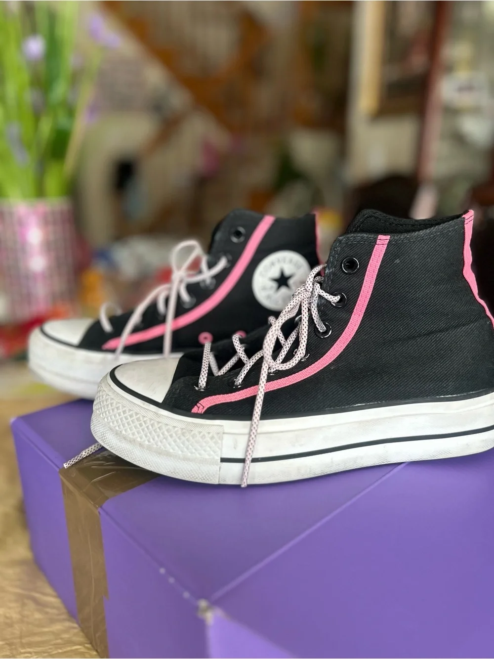 Converse chuck Taylor all star  women Black High-Top Sneakers with Pink stripe.